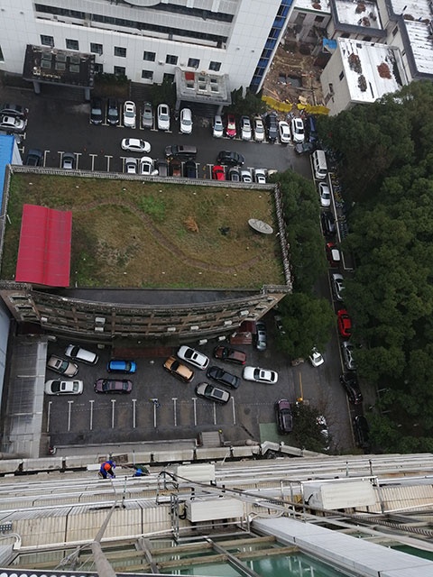 省府大院掉砖加固 南昌蜘蛛人