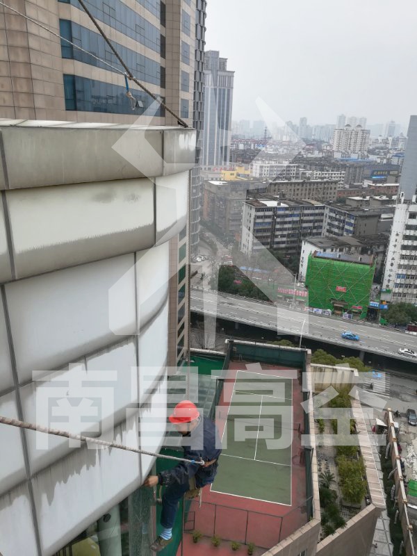 南昌蜘蛛人：高空作业